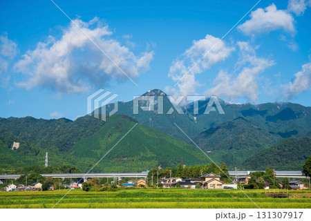 長閑な御在所岳の麓を通る新名神高速道路《三重県 三重郡 菰野町》 131307917