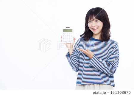 電卓を持つ女性 131308670