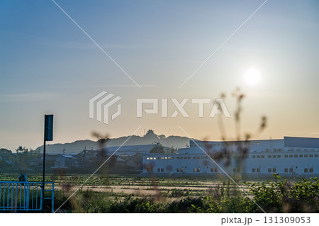 朝日の昇る小牧山城遠望 131309053