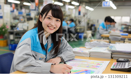 女性が製造工場で資料を確認する様子 女性が製造工場で資料を確認する様子 131309211