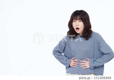 お腹が痛い女性 お腹が痛い女性 131309369