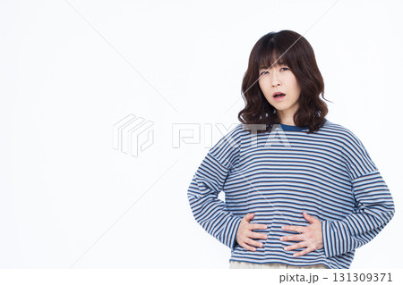 お腹が痛い女性 お腹が痛い女性 131309371