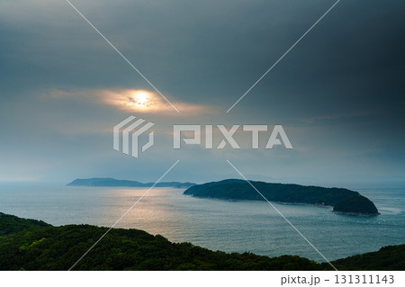 和歌山紀淡海峡秋がすみの夕景 雲間から僅かに覗く夕日➃ 和歌山紀淡海峡秋がすみの夕景 雲間から僅かに覗く夕日➃ 131311143