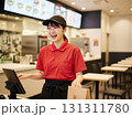 明るく笑うファストフード店の女性スタッフ：接客とアルバイト 131311780