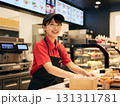 明るく笑うファストフード店の女性スタッフ：接客とアルバイト 131311781