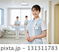 病院で優しく微笑むメガネの女性看護師：医療現場のプロフェッショナル 131311783