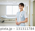 病院で優しく微笑むメガネの女性看護師：医療現場のプロフェッショナル 131311784