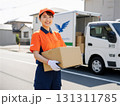 笑顔で荷物を運ぶ運送会社の女性スタッフ：明るい配送サービス 131311785