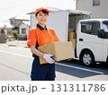 笑顔で荷物を運ぶ運送会社の女性スタッフ：明るい配送サービス 131311786