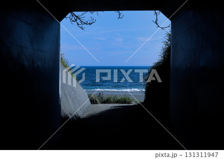 地下道から見えた青い海と白波2 131311947