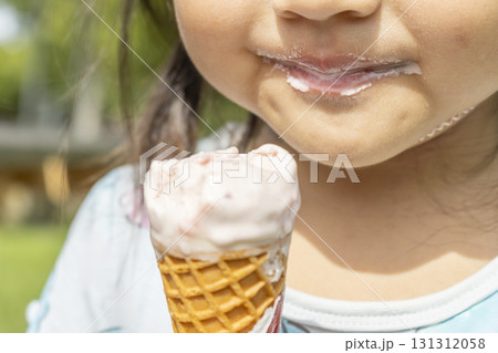 アイスを食べている女の子の口元(日本人、5歳、屋外) アイスを食べている女の子の口元(日本人、5歳、屋外) 131312058