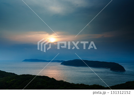 和歌山紀淡海峡秋がすみの夕景　雲間から僅かに覗く夕日に照らされる海面⑤ 131312152