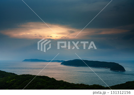和歌山紀淡海峡秋がすみの夕景　雲間から僅かに覗く夕日に照らされる海面⑨ 131312156