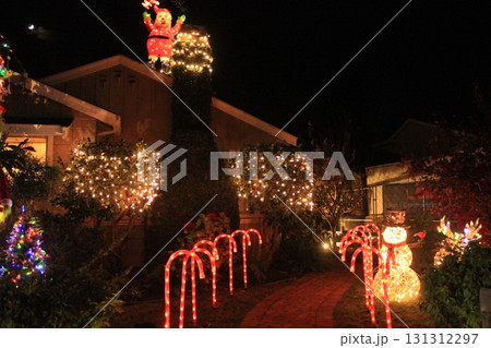 USカリフォルニアSan Carlos豪華クリスマスライトデコレーション 131312297