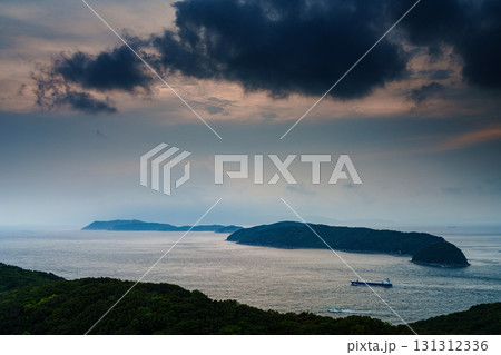 和歌山紀淡海峡秋がすみの夕景　雲間を染める夕焼けと暗雲➃ 131312336
