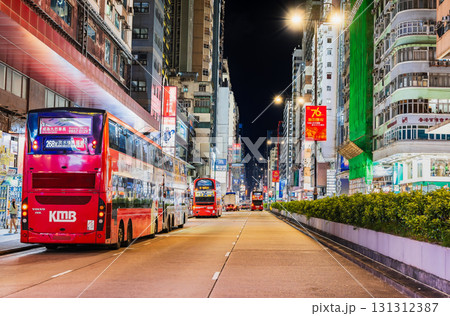 香港のメインストリート　夜のネイザンロード 131312387