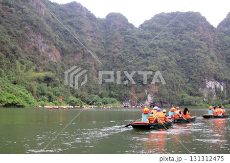 ベトナムの世界遺産タムロックの川下り風景 ベトナムの世界遺産タムロックの川下り風景 131312475
