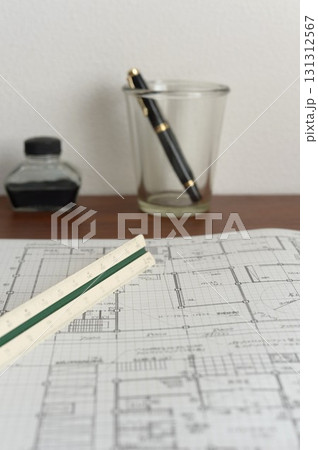 設計図を書く男性 設計図を書く男性 131312567