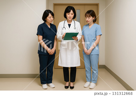 女性医師と主任看護師と若手看護師が診察前にカルテ確認 131312668