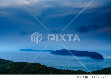 和歌山紀淡海峡秋がすみの夕景次第に暗くなっていきベールがかかったような青味を帯びた暗雲に覆われる空② 131312772