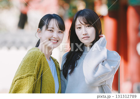 観光を楽しむ二人の女性 131312789