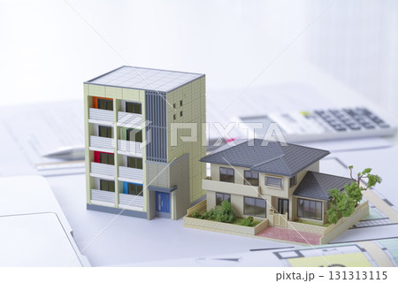 住宅建築や不動産購入を検討するイメージ 住宅建築や不動産購入を検討するイメージ 131313115