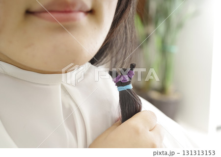 ヘアドネーションの髪の毛をカットした女性 ヘアドネーションの髪の毛をカットした女性 131313153
