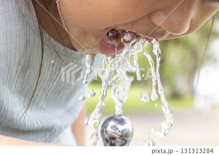 立形水飲水栓で水を飲む女の子の口元（日本人、5歳、日本人） 131313284