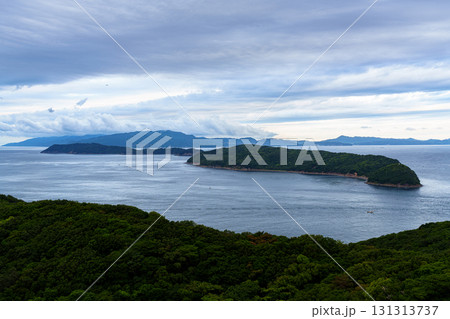 早朝雲間が広がり見通しが良くなった和歌山紀淡海峡 光る海面と友ヶ島 早朝雲間が広がり見通しが良くなった和歌山紀淡海峡 光る海面と友ヶ島 131313737