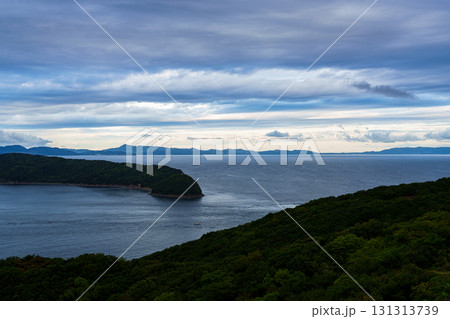 早朝雲間が広がり見通しが良くなった和歌山紀淡海峡　紀伊半島と地島の間の細い海峡越しに大阪湾を望む① 131313739