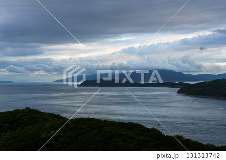 早朝雲間が広がり見通しが良くなった和歌山紀淡海峡　淡路島上空に浮かぶ積雲⑤ 131313742