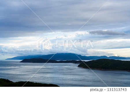 早朝雲間が広がり見通しが良くなった和歌山紀淡海峡　淡路島上空の雲間と上空の雲 131313743
