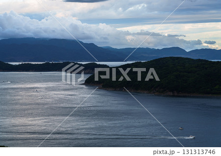 早朝雲間が広がり見通しが良くなった和歌山紀淡海峡　淡路島上空に浮かぶ積雲⑦ 131313746