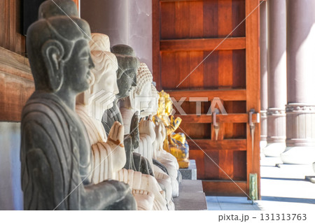 複数並んだ清大寺の仏像 131313763