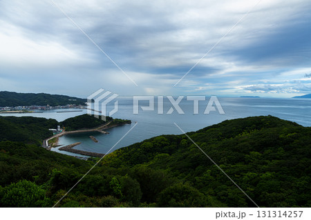 曇天の紀淡海峡の朝　紀伊水道と加太港を望む丘からの眺望　紀伊水道と遥か彼方の水平線 131314257