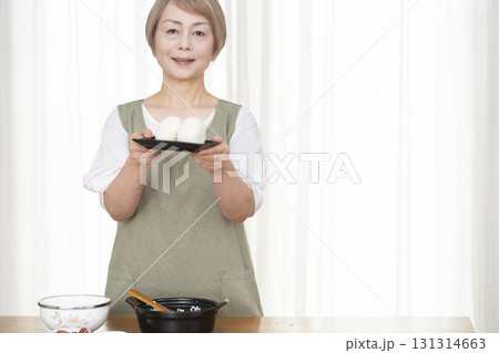 キッチンでおにぎりを握るシニア女性 キッチンでおにぎりを握るシニア女性 131314663