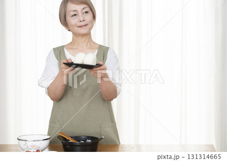 キッチンでおにぎりを握るシニア女性 キッチンでおにぎりを握るシニア女性 131314665