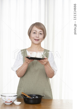 キッチンでおにぎりを握るシニア女性 キッチンでおにぎりを握るシニア女性 131314666
