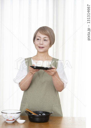 キッチンでおにぎりを握るシニア女性 キッチンでおにぎりを握るシニア女性 131314667