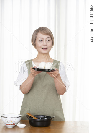 キッチンでおにぎりを握るシニア女性 キッチンでおにぎりを握るシニア女性 131314668