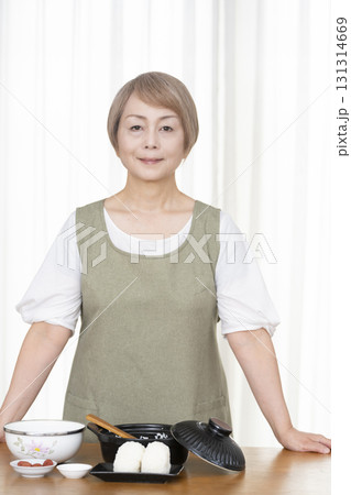 キッチンでおにぎりを握るシニア女性 キッチンでおにぎりを握るシニア女性 131314669