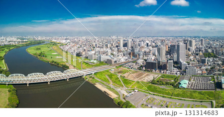 空撮「埼玉県」荒川河川敷から川口市中心街を撮影 131314683