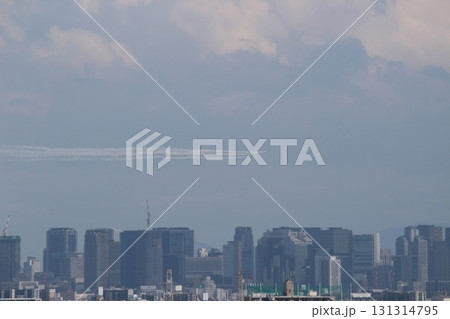 大阪ビル群とブルーインパルス 飛行 万博 大阪ビル群とブルーインパルス 飛行 万博 131314795