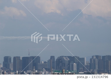 大阪ビル群とブルーインパルス　飛行　万博 131314796
