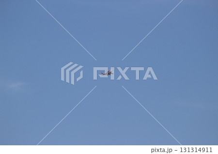 青空を飛ぶヘリコプター　関西万博 131314911