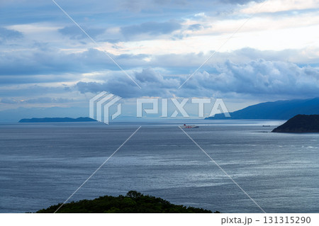 中秋の和歌山紀淡海峡 朝曇りの空を背景に中ノ瀬戸を航行するフェリー 中秋の和歌山紀淡海峡 朝曇りの空を背景に中ノ瀬戸を航行するフェリー 131315290