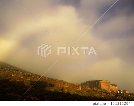 白い虹の中の御嶽 二の池ヒュッテ 白い虹の中の御嶽 二の池ヒュッテ 131315294