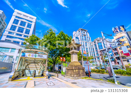 日本の東京都市景観 東京・表参道の緑溢れる並木や表参道交差点前の東京メトロ 表参道駅などを望む 131315308