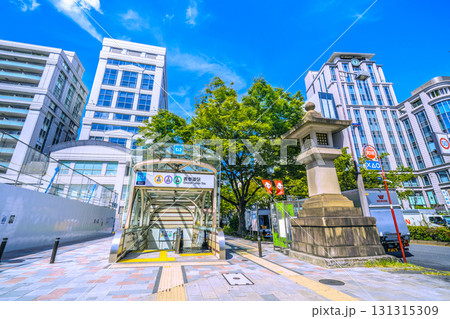 日本の東京都市景観 東京・表参道の緑溢れる並木や表参道交差点前の東京メトロ 表参道駅などを望む 131315309