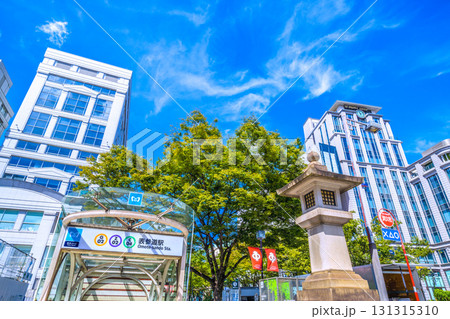 日本の東京都市景観 東京・表参道の緑溢れる並木や表参道交差点前の東京メトロ 表参道駅などを望む 131315310